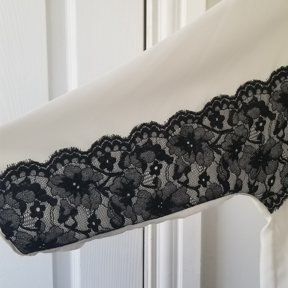 Gianni Bini Blouse with Lace Detail - Picture 3 of 5